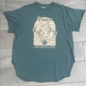 Pebby Forevee Pisces Graphic Tee, Women’s Size Large